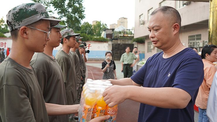 山水集團(tuán)送清涼5(2).jpg